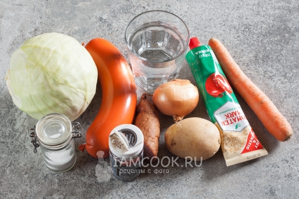 Bahan-bahan untuk kubis rebus dengan kentang dan sosej