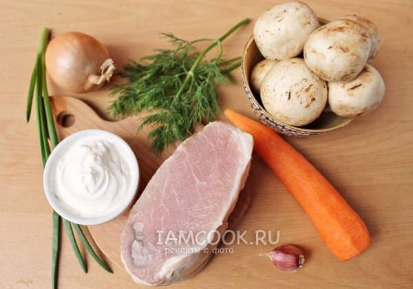 Bahan-bahan untuk daging babi rebus dengan cendawan
