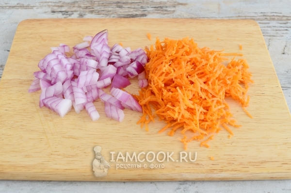 Snijd de uien en rasp de wortels
