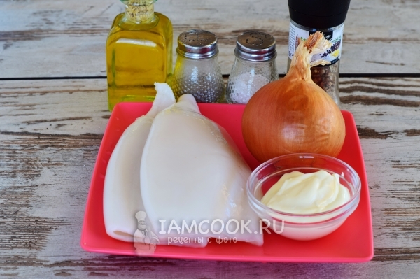 Bahan-bahan untuk cumi rebus dengan mayonis dan bawang