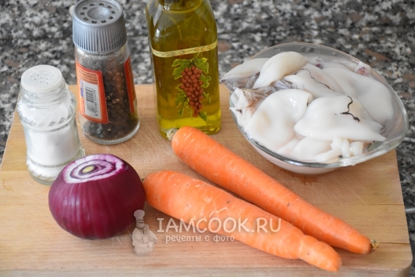 Bahan-bahan untuk cumi rebus dengan wortel dan bawang