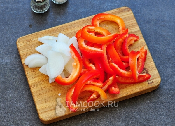 Snijd de uien en paprika's