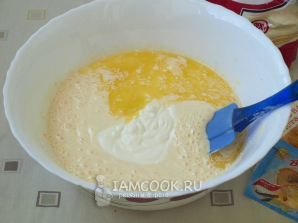 Додајте киселу крему и путер