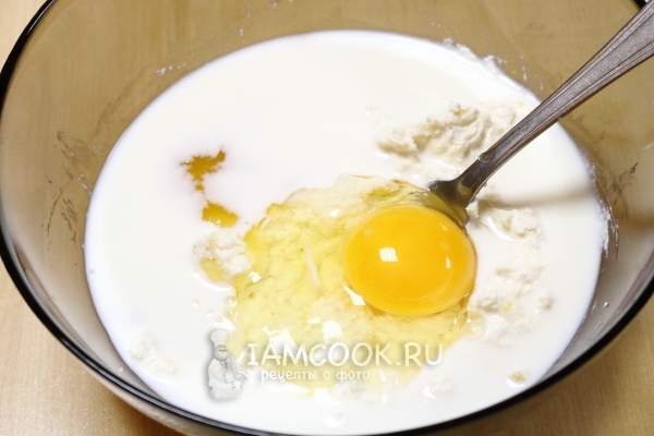 Adicione leite, ovo e mel