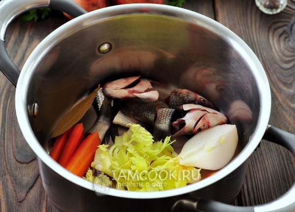 Letakkan ikan dan sayuran di dalam kuali