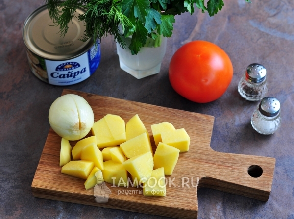 Pokroić ziemniaki i cebulę
