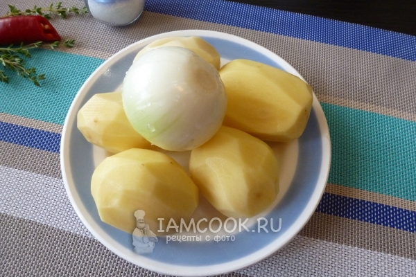 Obierz ziemniaki i cebulę