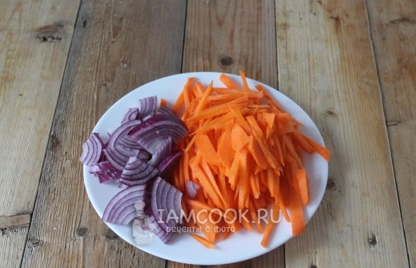 Pokroić cebulę i marchewkę