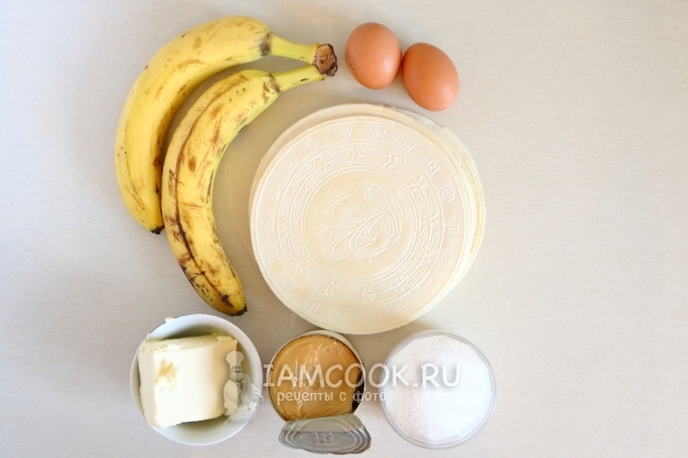 Ingredienser til vaffelkake med kondensert melk og bananer