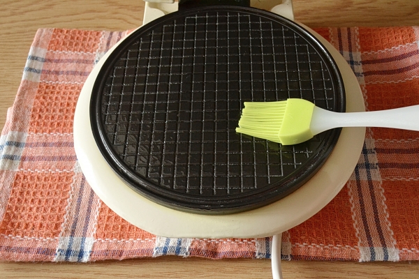 Lubricate the waffle iron with oil