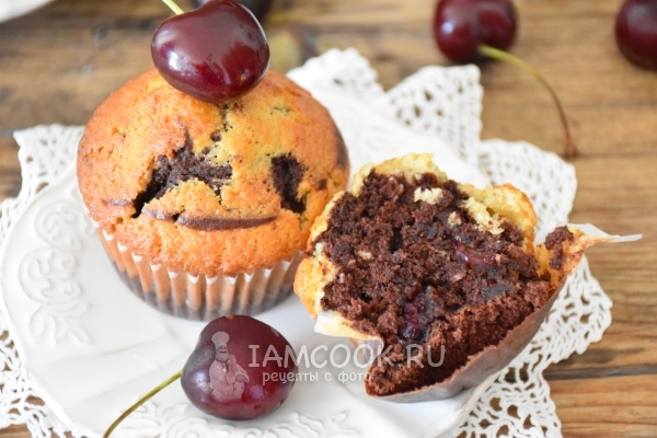Muffin vanila-coklat dengan ceri