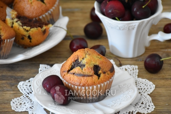 Foto muffin vanila-coklat dengan ceri