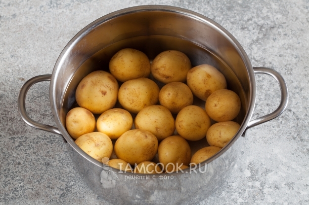 Įdėkite bulves į vandenį