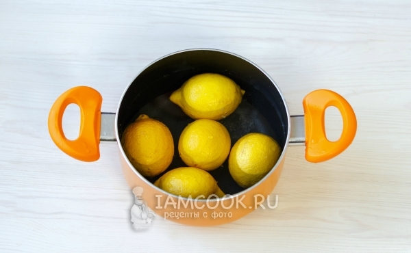 Tuangkan lemon dengan air mendidih