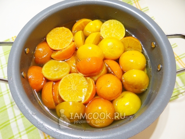 Doprowadzić syrop z mandarynkami do wrzenia