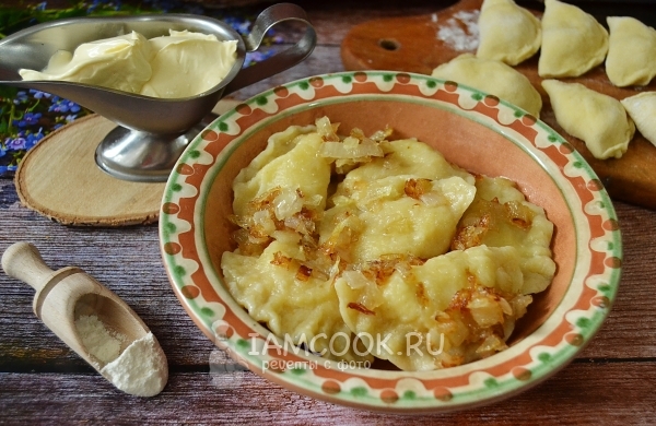 요구르트에 감자와 함께 만두의 조리법