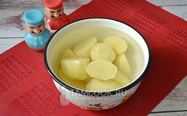 감자를 물 한 그릇에 넣는다.