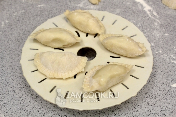 Sett dumplings på en tallerken for en dobbel kjele