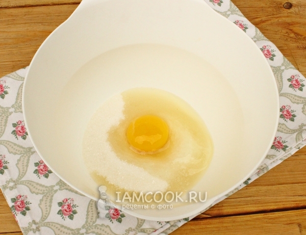 Sumaišykite cukrų su kiaušine