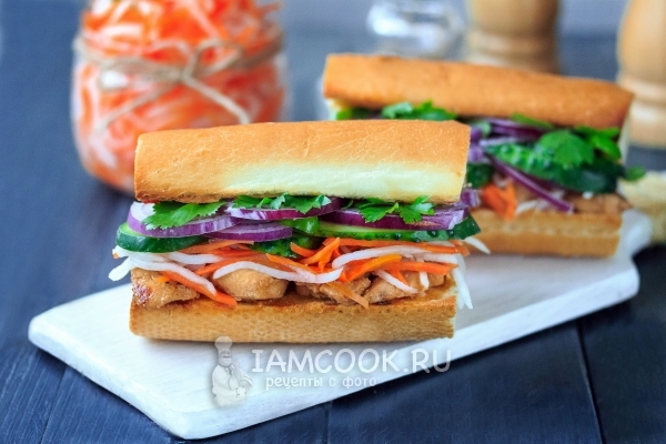 Tavuk ile Vietnamca sandviç 