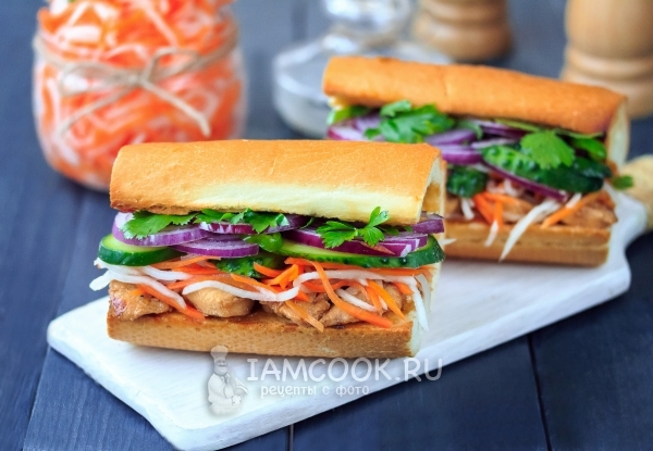 Tavuk ile Vietnamca sandviç 