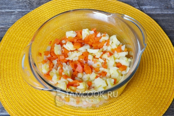 Puneți morcovii și cartofii într-o salată