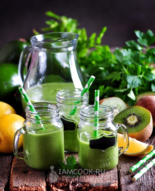 Avokado ve ıspanaklı vitamin güler yüzlü fotoğrafı