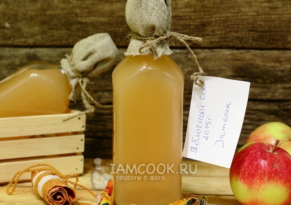 Foto jus epal untuk musim sejuk melalui juicer