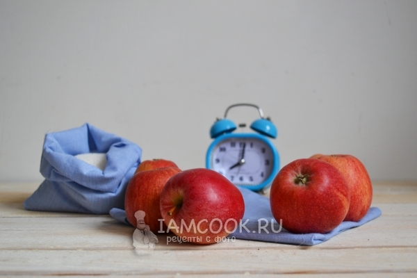 Bahan-bahan untuk jem epal dalam pelbagai warna untuk musim sejuk
