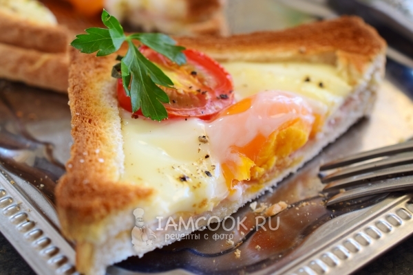 Gambar telur dalam roti di dalam ketuhar