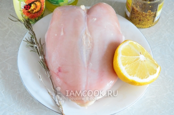 Limon ve biberiye fırında tavuk göğsü için malzemeler