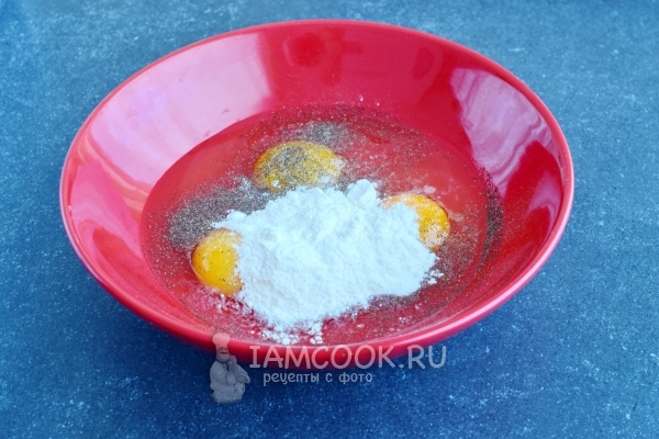 Kombinere egg med mel og krydder
