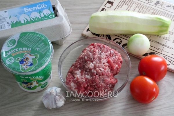 Ingredienser til en deilig courgettsgryte med hakket kjøtt i en multivariat