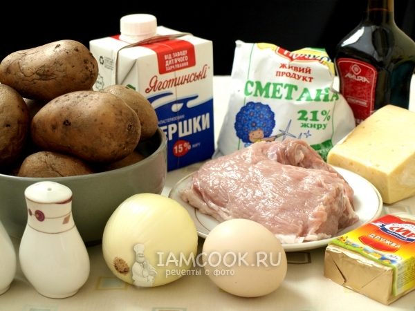 Bahan-bahan untuk daging babi dengan kentang dalam ketuhar