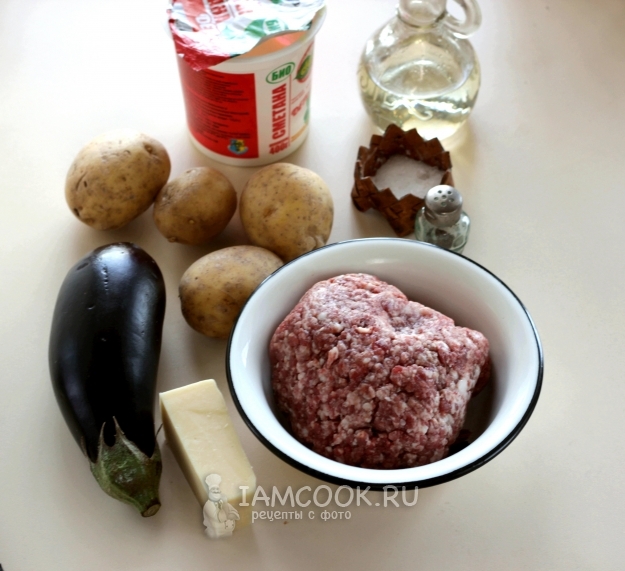 Bahan-bahan untuk kaserol dengan terung, daging cincang dan kentang