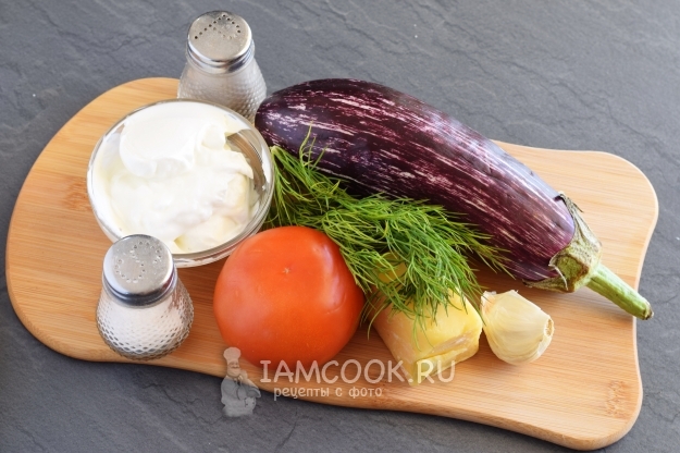 Ingrediente pentru caserola cu vinete, roșii și brânză în cuptor