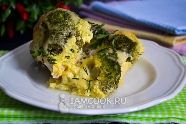Fotografie de caserola cu broccoli și pui în cuptor