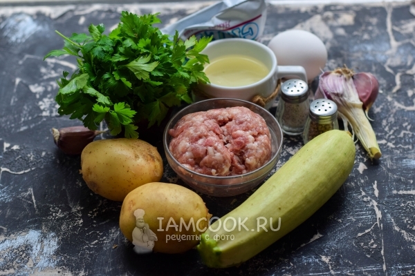Ingrediente pentru caserola cu dovlecel, carne tocată și cartofi în cuptor