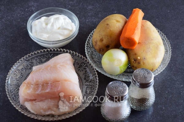 Składniki na zapiekankę z mielonym mięsem rybnym i ziemniakami