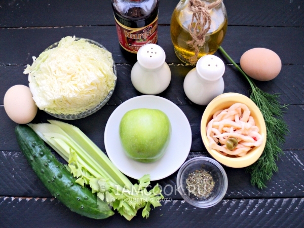 Ingrediënten voor groene salade met gebeitst pijlinktvis
