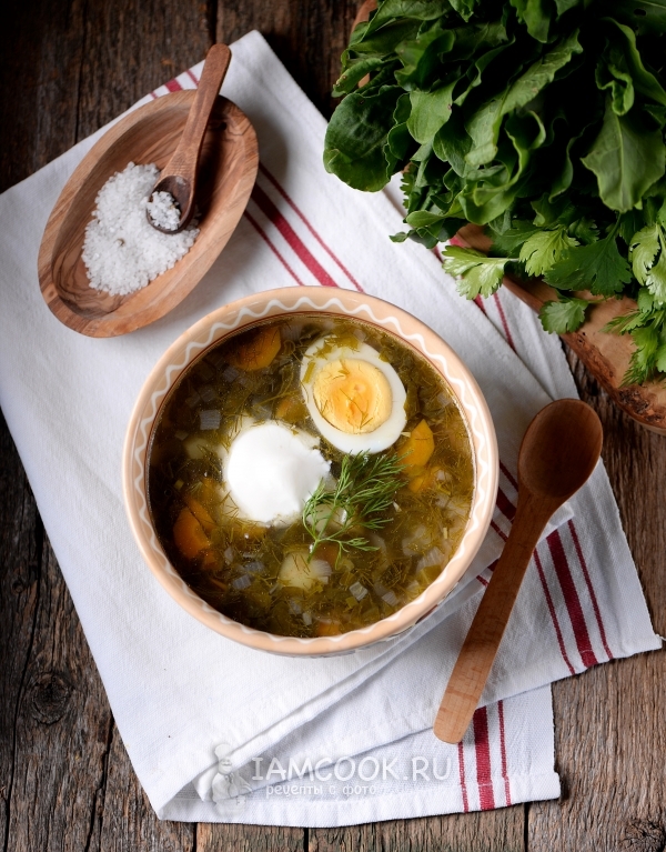 Gambar sup kubis hijau dengan kendi dan telur