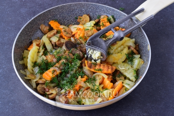 Masukkan sayur-sayuran dan bawang putih