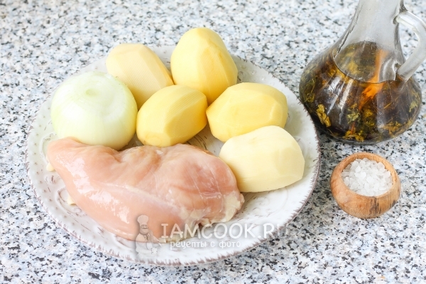프라이팬에 닭 튀김 된 감자 재료