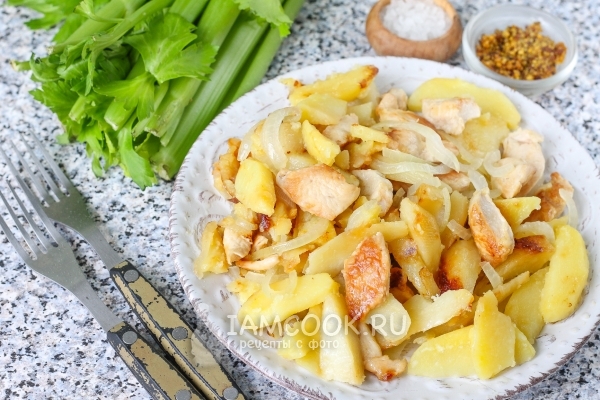 Nuotrauka kepti bulvių su vištiena keptuvėje