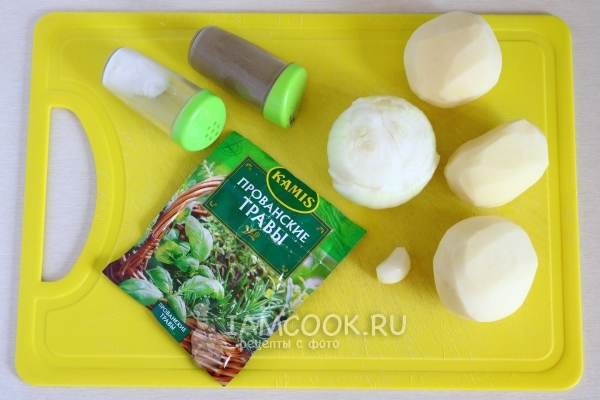 Ingredientes para batatas fritas com cebola em uma frigideira