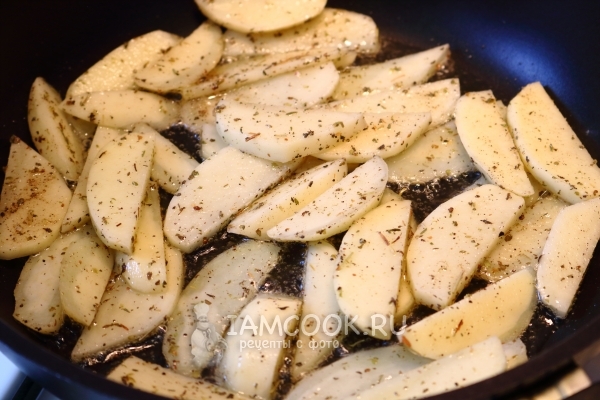 Coloque as batatas em uma frigideira