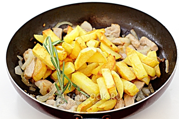 Cartofi prăjiți pregătiți cu carne