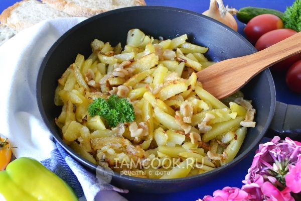 Pastırma ve soğan ile kızarmış patates fotoğrafı