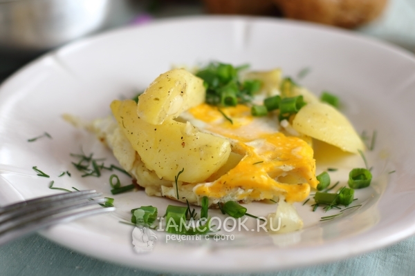 Fotografie de cartofi prăjiți cu ouă într-o tigaie