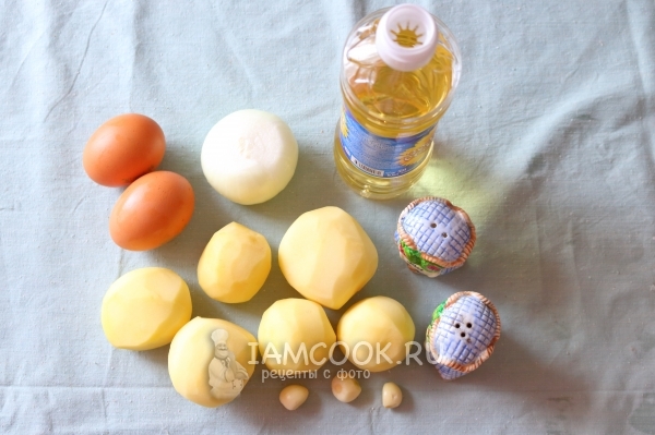 Bahan-bahan untuk kentang goreng dengan telur pada kuali